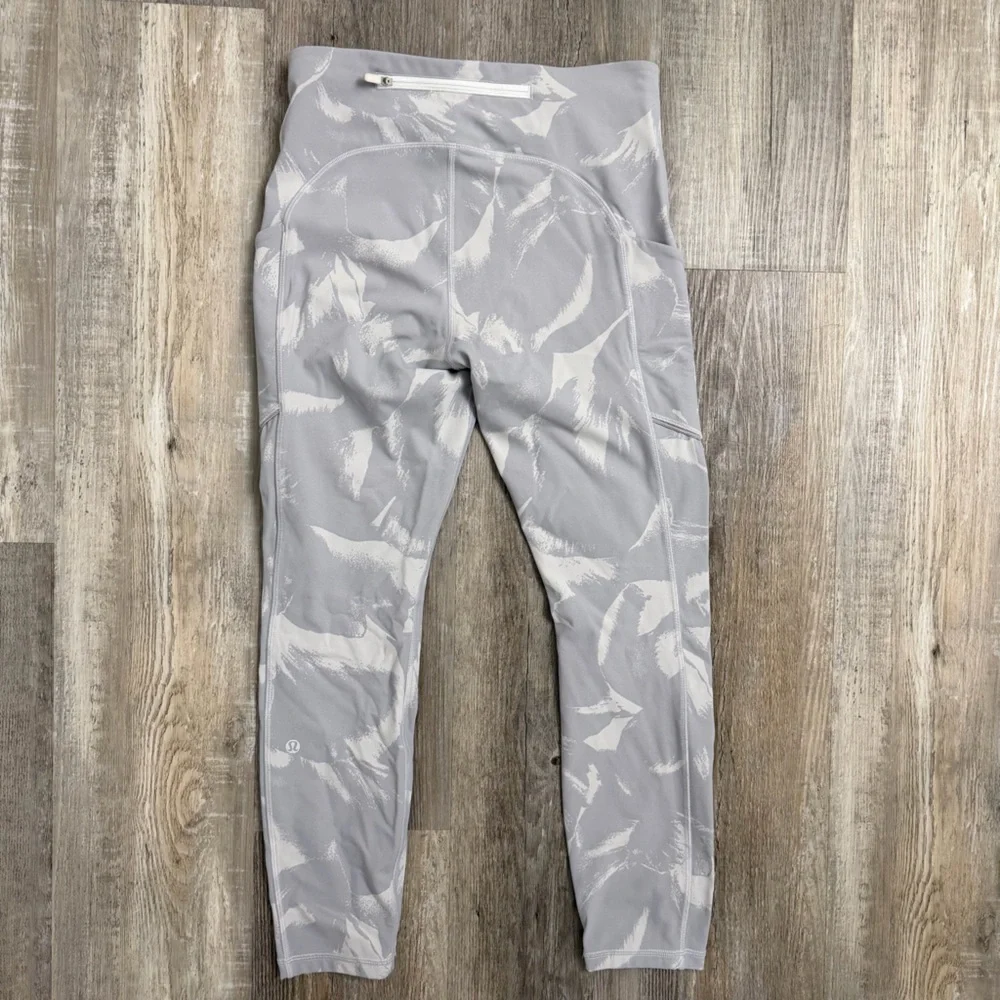 Lululemon Speed Up Tight 25” Leggings-size 6 *like NEW*